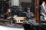 Amsterdam 2 mei 2020
Ruud Gullit en zijn vriendin Karin de Rooij zitten op bankje met anderhalve meter afstand.