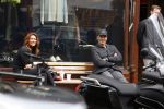 Amsterdam 2 mei 2020
Ruud Gullit en zijn vriendin Karin de Rooij zitten op bankje met anderhalve meter afstand.
