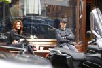 Amsterdam 2 mei 2020
Ruud Gullit en zijn vriendin Karin de Rooij zitten op bankje met anderhalve meter afstand.