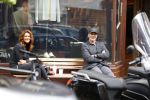 Amsterdam 2 mei 2020
Ruud Gullit en zijn vriendin Karin de Rooij zitten op bankje met anderhalve meter afstand.
