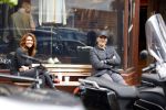 Amsterdam 2 mei 2020
Ruud Gullit en zijn vriendin Karin de Rooij zitten op bankje met anderhalve meter afstand.