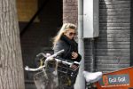 Amsterdam 11 mei 2020
Tatjana met koffiet je op straat in Amsterdam .