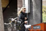Amsterdam 11 mei 2020
Tatjana met koffiet je op straat in Amsterdam .