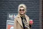 Amsterdam 15 mei 2020
Tatjana drinkt kopje koffie op de beethovenstraat