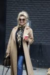 Amsterdam 15 mei 2020
Tatjana drinkt kopje koffie op de beethovenstraat