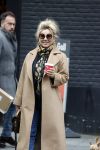 Amsterdam 15 mei 2020
Tatjana drinkt kopje koffie op de beethovenstraat