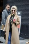 Amsterdam 15 mei 2020
Tatjana drinkt kopje koffie op de beethovenstraat