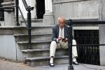 Amsterdam 1 juni 2020
Theo Hiddema drinkt voor zijn huis een wijntje .