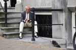 Amsterdam 1 juni 2020
Theo Hiddema drinkt voor zijn huis een wijntje .