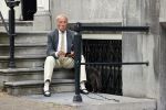 Amsterdam 1 juni 2020
Theo Hiddema drinkt voor zijn huis een wijntje .