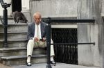 Amsterdam 1 juni 2020
Theo Hiddema drinkt voor zijn huis een wijntje .