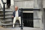 Amsterdam 1 juni 2020
Theo Hiddema drinkt voor zijn huis een wijntje .