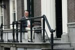 Amsterdam 1 juni 2020
Theo Hiddema drinkt voor zijn huis een wijntje .
