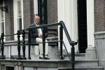 Amsterdam 1 juni 2020
Theo Hiddema drinkt voor zijn huis een wijntje .