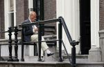 Amsterdam 1 juni 2020
Theo Hiddema drinkt voor zijn huis een wijntje .
