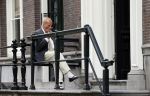 Amsterdam 1 juni 2020
Theo Hiddema drinkt voor zijn huis een wijntje .