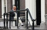 Amsterdam 1 juni 2020
Theo Hiddema drinkt voor zijn huis een wijntje .
