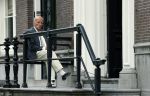 Amsterdam 1 juni 2020
Theo Hiddema drinkt voor zijn huis een wijntje .