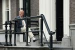 Amsterdam 1 juni 2020
Theo Hiddema drinkt voor zijn huis een wijntje .