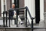 Amsterdam 1 juni 2020
Theo Hiddema drinkt voor zijn huis een wijntje .
