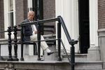 Amsterdam 1 juni 2020
Theo Hiddema drinkt voor zijn huis een wijntje .
