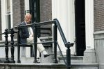 Amsterdam 1 juni 2020
Theo Hiddema drinkt voor zijn huis een wijntje .