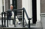 Amsterdam 1 juni 2020
Theo Hiddema drinkt voor zijn huis een wijntje .