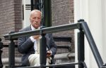 Amsterdam 1 juni 2020
Theo Hiddema drinkt voor zijn huis een wijntje .