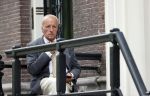 Amsterdam 1 juni 2020
Theo Hiddema drinkt voor zijn huis een wijntje .
