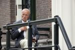 Amsterdam 1 juni 2020
Theo Hiddema drinkt voor zijn huis een wijntje .