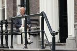 Amsterdam 1 juni 2020
Theo Hiddema drinkt voor zijn huis een wijntje .