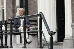 Amsterdam 1 juni 2020
Theo Hiddema drinkt voor zijn huis een wijntje .