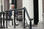 Amsterdam 1 juni 2020
Theo Hiddema drinkt voor zijn huis een wijntje .