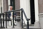 Amsterdam 1 juni 2020
Theo Hiddema drinkt voor zijn huis een wijntje .