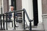 Amsterdam 1 juni 2020
Theo Hiddema drinkt voor zijn huis een wijntje .