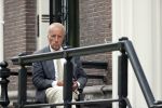 Amsterdam 1 juni 2020
Theo Hiddema drinkt voor zijn huis een wijntje .