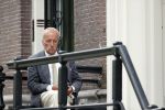 Amsterdam 1 juni 2020
Theo Hiddema drinkt voor zijn huis een wijntje .