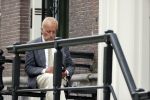 Amsterdam 1 juni 2020
Theo Hiddema drinkt voor zijn huis een wijntje .