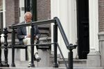 Amsterdam 1 juni 2020
Theo Hiddema drinkt voor zijn huis een wijntje .