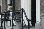 Amsterdam 1 juni 2020
Theo Hiddema drinkt voor zijn huis een wijntje .