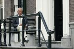 Amsterdam 1 juni 2020
Theo Hiddema drinkt voor zijn huis een wijntje .