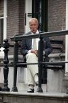 Amsterdam 1 juni 2020
Theo Hiddema drinkt voor zijn huis een wijntje .