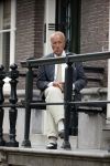 Amsterdam 1 juni 2020
Theo Hiddema drinkt voor zijn huis een wijntje .