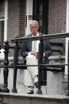 Amsterdam 1 juni 2020
Theo Hiddema drinkt voor zijn huis een wijntje .