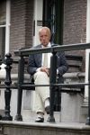 Amsterdam 1 juni 2020
Theo Hiddema drinkt voor zijn huis een wijntje .