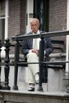 Amsterdam 1 juni 2020
Theo Hiddema drinkt voor zijn huis een wijntje .