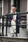 Amsterdam 1 juni 2020
Theo Hiddema drinkt voor zijn huis een wijntje .