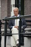 Amsterdam 1 juni 2020
Theo Hiddema drinkt voor zijn huis een wijntje .