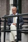 Amsterdam 1 juni 2020
Theo Hiddema drinkt voor zijn huis een wijntje .