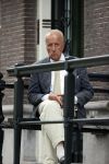 Amsterdam 1 juni 2020
Theo Hiddema drinkt voor zijn huis een wijntje .